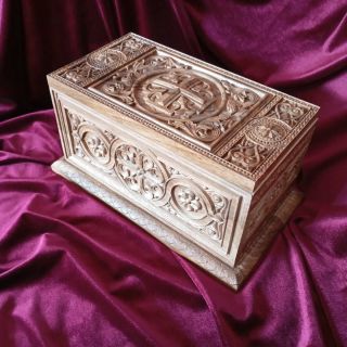 Ponúkame vysoko kvalitný relikviár vyrobený z masívneho dreva. Ideálny na uchovávanie častíc relikvií svätých – vhodný pre...